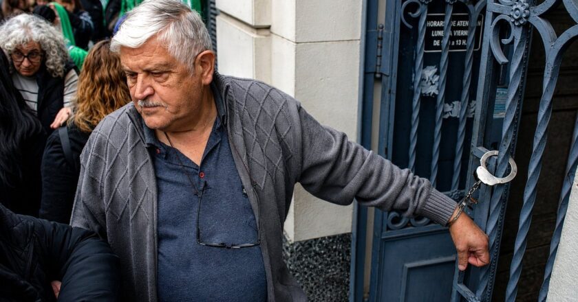 Mientras ATE denunciaba el vaciamiento en la obra social de las Fuerzas Armadas, un jubilado del Ejército se encadenó en la sede de Rosario: «Está en juego la salud de mi señora»