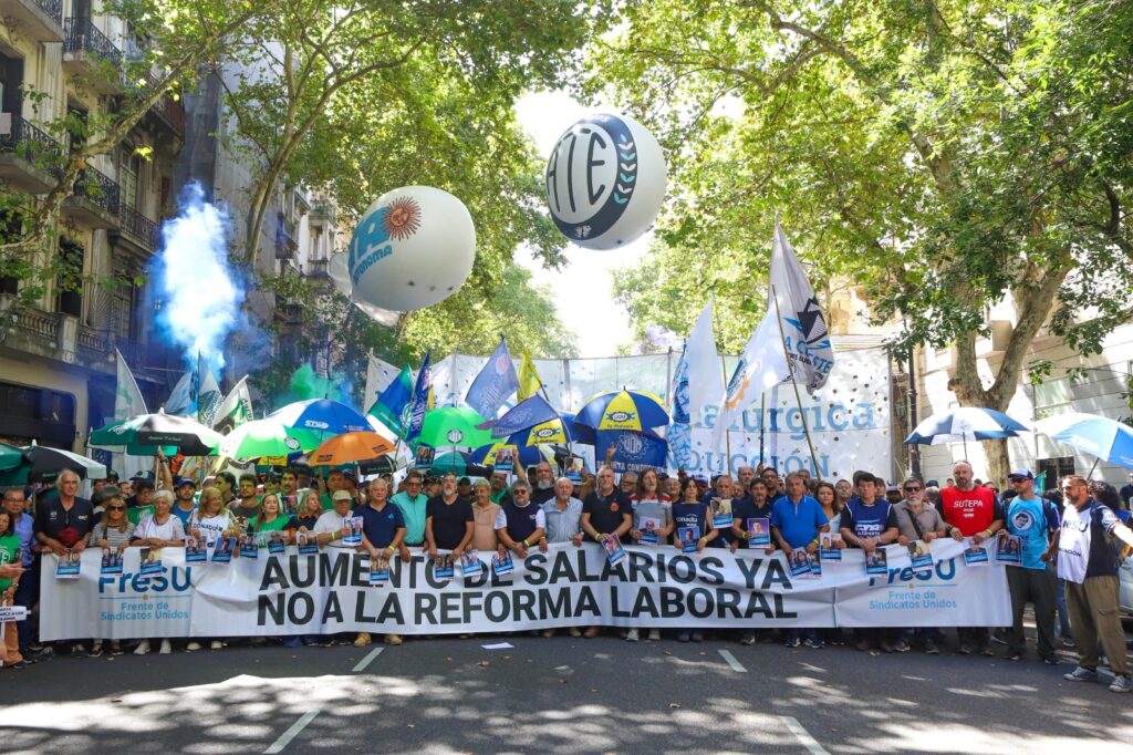 "La soberanía nacional nunca estuvo tan comprometida como hoy y debemos salir a la calle a defenderla"