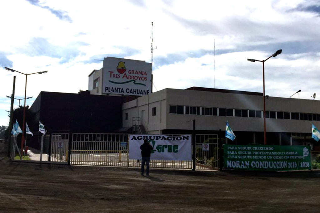 Con casi 500 despidos y otra planta paralizada, los trabajadores de Granja Tres Arroyos se movilizaron para exigir respuestas y no "apagar la lucha"
