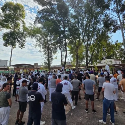 Con casi 500 despidos y otra planta paralizada, los trabajadores de Granja Tres Arroyos se movilizaron para exigir respuestas y no «apagar la lucha»