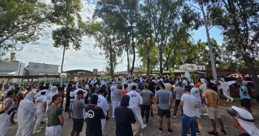 Con casi 500 despidos y otra planta paralizada, los trabajadores de Granja Tres Arroyos se movilizaron para exigir respuestas y no «apagar la lucha»