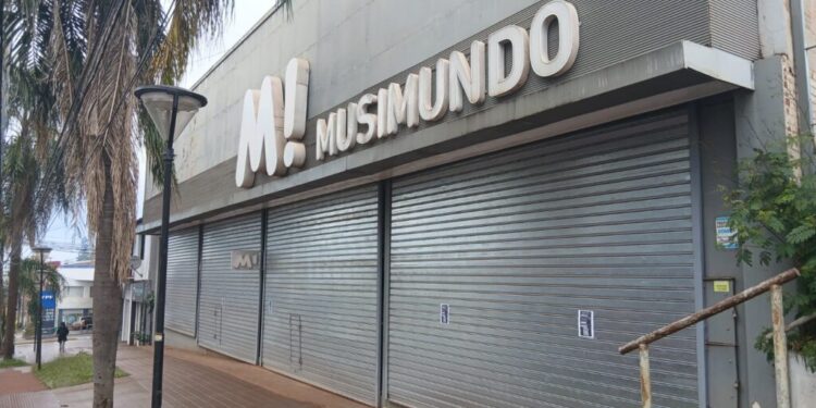 Exempleado de Musimundo denunció que decidieron unilateralmente pagarle indemnización en 12 cuotas y la primera lleva 20 días de atraso