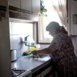 Aumentos por debajo de la inflación hasta fin de año y «minibono»: se cerró la paritaria de las trabajadoras de casas particulares