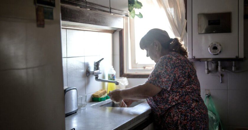 Aumentos por debajo de la inflación hasta fin de año y «minibono»: se cerró la paritaria de las trabajadoras de casas particulares