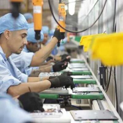 La UBA registró que se perdieron 241.000 empleos formales privados y que el salario mínimo cayó 40,5% en la Era Milei