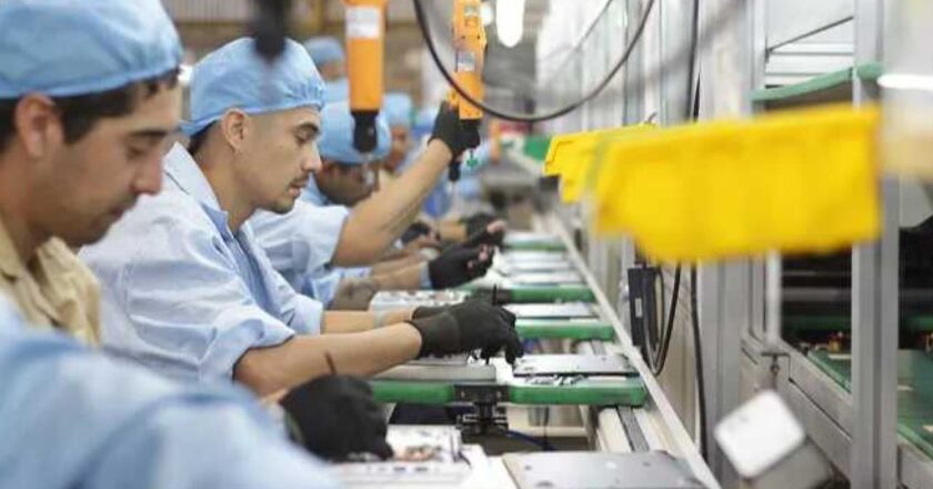 La UBA registró que se perdieron 241.000 empleos formales privados y que el salario mínimo cayó 40,5% en la Era Milei