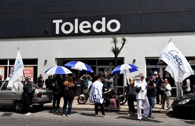 Supermercados Toledo posterga el pago del 60% de los salarios adeudados y los trabajadores de comercio de la Costa profundizan el reclamo