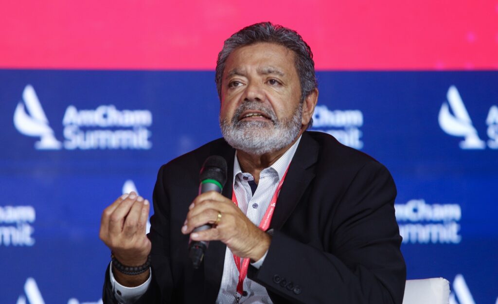 Como Moyano, Gerardo Martínez cerró una paritaria "libertaria" con aumentos por debajo del 2% para los trabajadores de la UOCRA