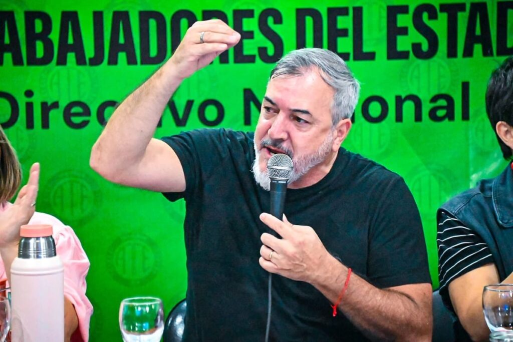 Tras las críticas de Andrés Rodríguez, Aguiar lo desafió a fijar una fecha de paro conjunto en la administración pública y así "romper el techo salarial"