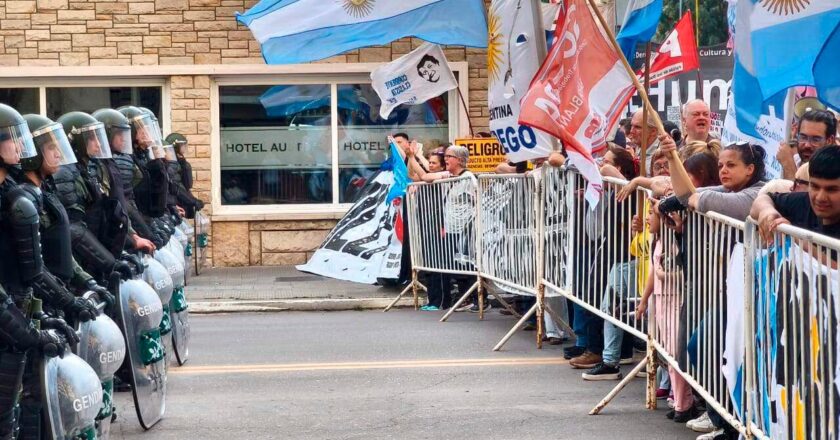 El gremio docente Suteba de Bahía Blanca declaró jornada de protesta y suspendió las clases durante la visita de Milei