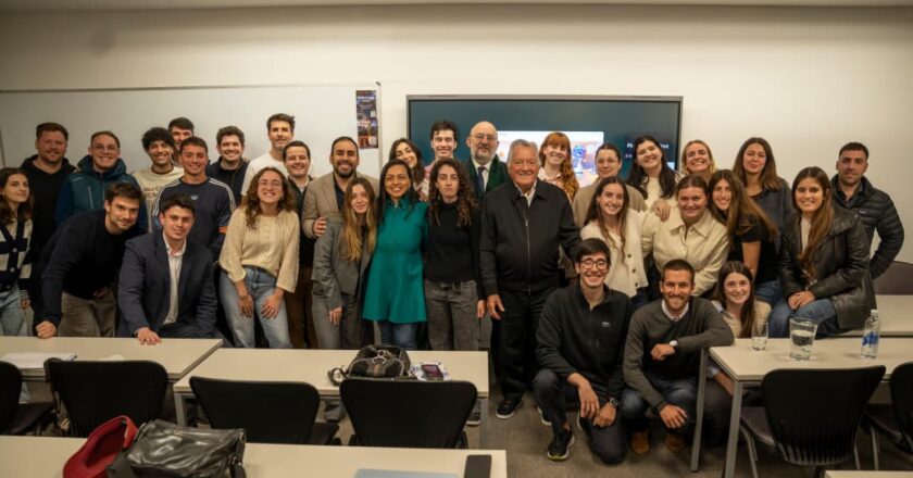 Barrionuevo habló en la UCA sobre liderazgo: «Los presidentes pasan y yo sigo conduciendo mi organización»