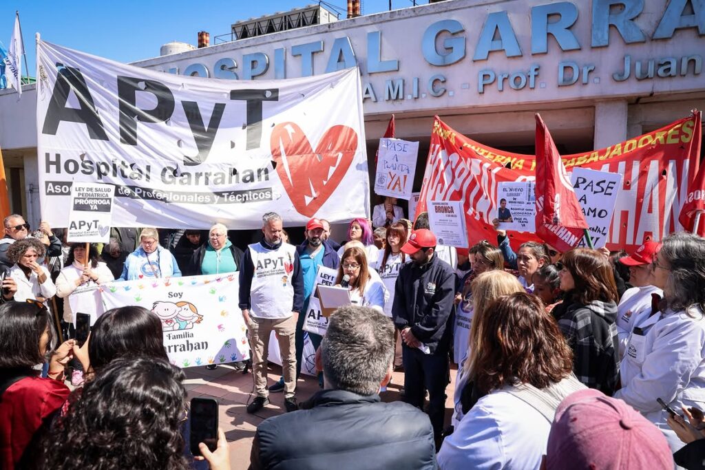 Trabajadores del Garrahan preparan una "marea blanca de la salud" para reclamar la extensión de la Emergencia pediátrica: "Tenemos el compromiso de diputados y senadores de la oposición"