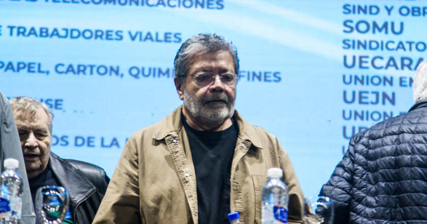 Como Moyano, Gerardo Martínez cerró una paritaria «libertaria» con aumentos por debajo del 2% para los trabajadores de la UOCRA