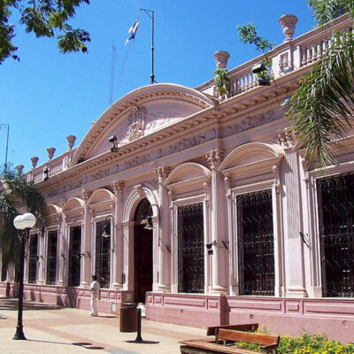 En medio del aumento de la morosidad, Misiones fijó por decreto un tope del 30% a los descuentos sobre salarios de empleados públicos