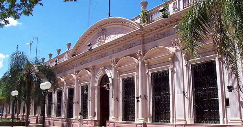 En medio del aumento de la morosidad, Misiones fijó por decreto un tope del 30% a los descuentos sobre salarios de empleados públicos