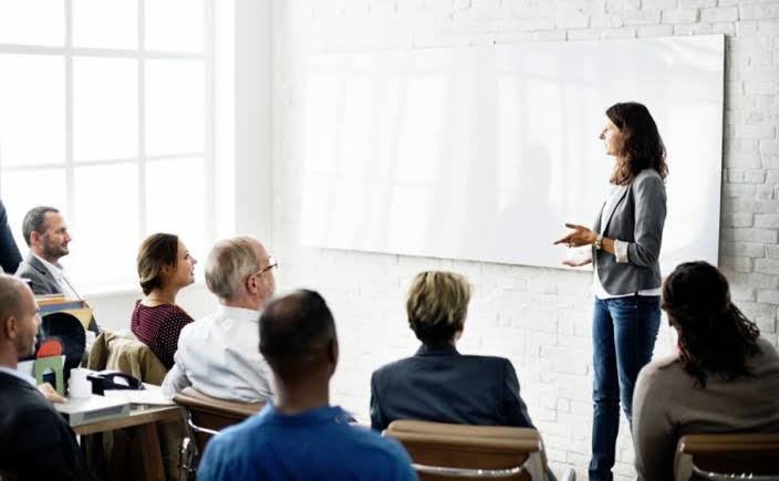 La Justicia reconoció una relación laboral detrás de un supuesto “canje” por formación en coaching