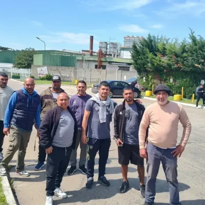 Trabajadores despedidos de Granja Tres Arroyos acampan en la planta de Pilar: denuncian que la empresa no cumplió la conciliación y les debe sueldos desde mayo