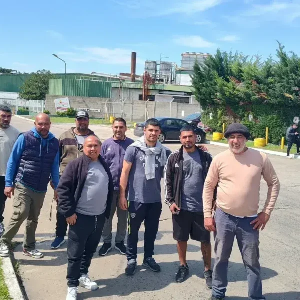 Trabajadores despedidos de Granja Tres Arroyos acampan en la planta de Pilar: denuncian que la empresa no cumplió la conciliación y les debe sueldos desde mayo
