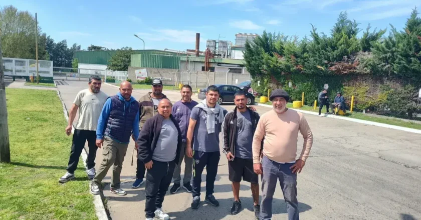 Trabajadores despedidos de Granja Tres Arroyos acampan en la planta de Pilar: denuncian que la empresa no cumplió la conciliación y les debe sueldos desde mayo
