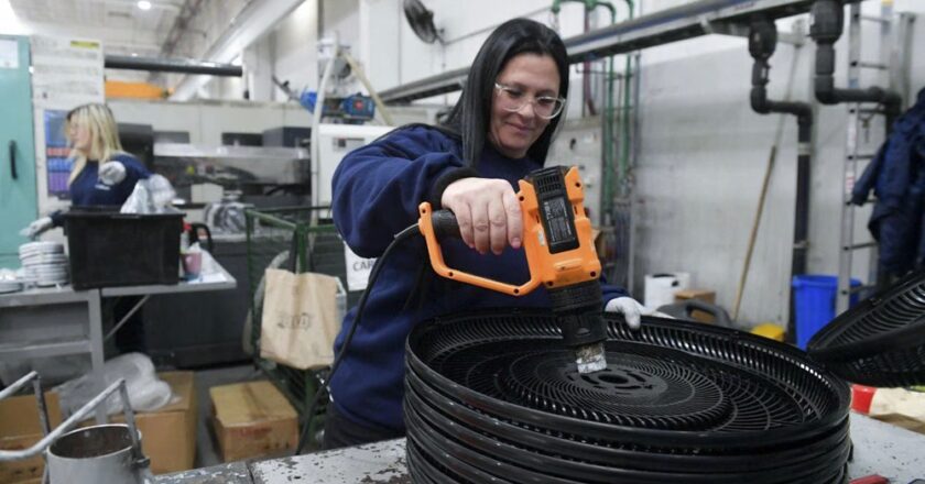 El empleo registrado privado cayó en junio por 13° mes consecutivo y está en el mismo nivel que en 2014