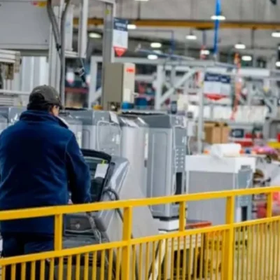 Electrolux cierra definitivamente su planta de Rosario, despedirá a 100 empleados y empezará a importar todos sus productos