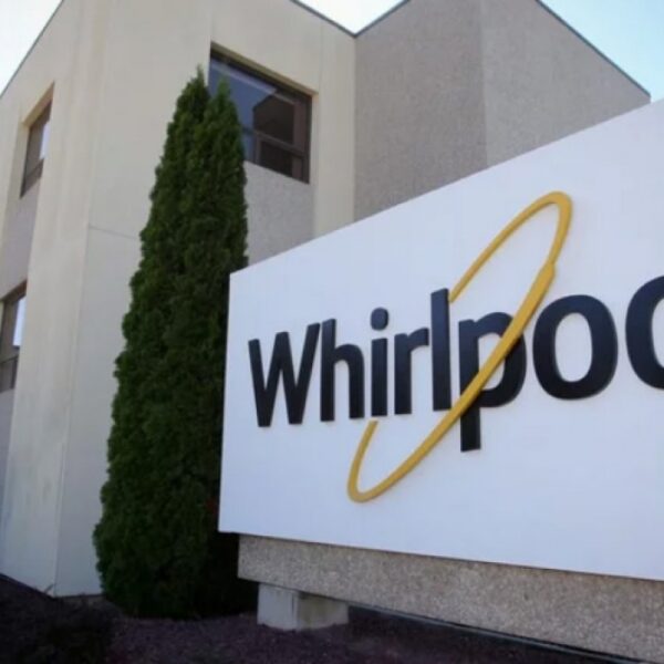 Modelo Milei: Whirlpool ya no fabrica en Argentina, todos sus productos son importados y vende su planta de Pilar