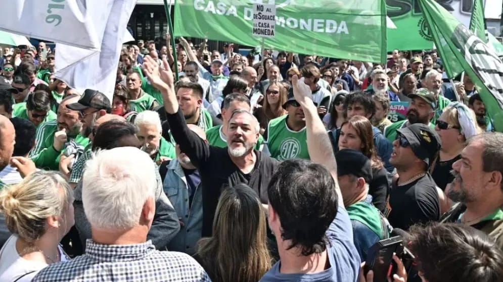 El Gobierno amenazó en todos los organismos con descontar el día de paro a los estatales pero ATE redobló la apuesta: "El acatamiento será casi total"