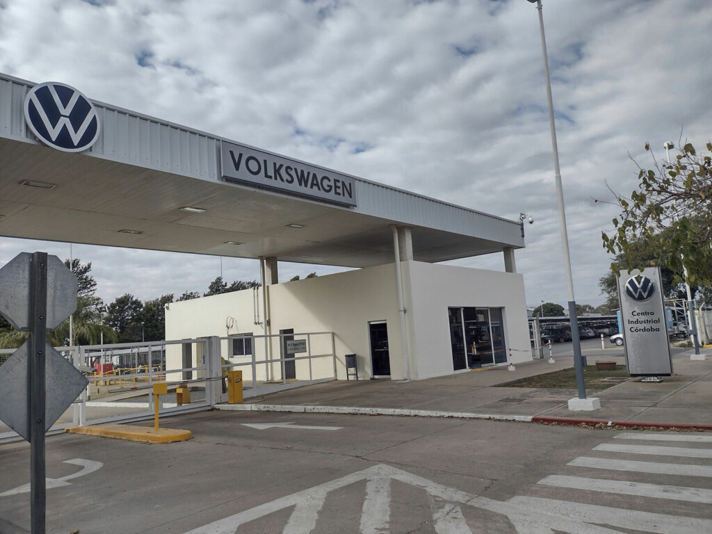 Tras las suspensiones y los retiros voluntarios, Volkswagen paralizará la producción un mes y en 2027 retomará los dos turnos de producción