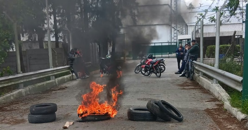 Trabajadores de la ex Cresta Roja bloquean la planta de El Jagüel por cuatro meses de salarios adeudados y despidos que en ARCA figuran como pagos