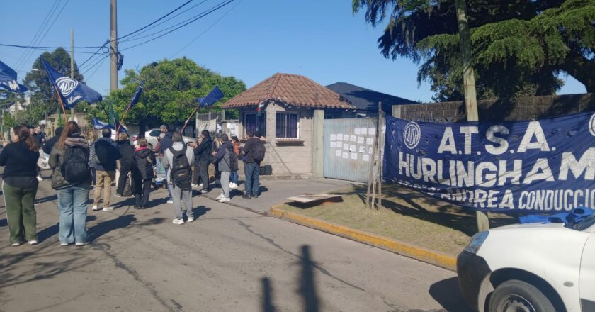 Laboratorios Valmax: la audiencia fracasó, enviaron telegramas para pagar solo el 50% de la indemnización y los trabajadores cortan la calle