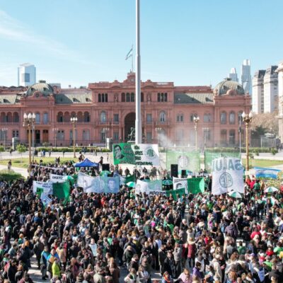 «Reducir los salarios es criminal»: ATE Capital realiza olla popular contra la persecución sindical y los recortes del gobierno de Milei