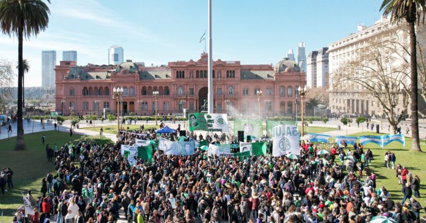 «Reducir los salarios es criminal»: ATE Capital realiza olla popular contra la persecución sindical y los recortes del gobierno de Milei
