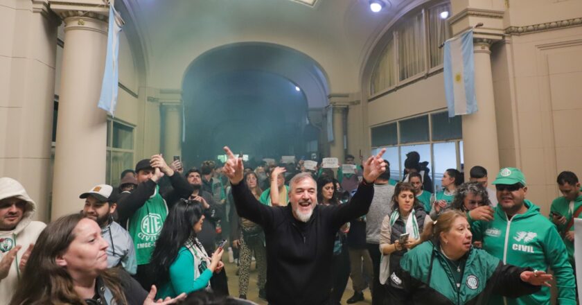 «Si a los que dicen que son sus héroes, los militares, los dejan sin salud ¿qué nos queda a nosotros?»: ATE moviliza a Defensa por los despidos en IOSFA