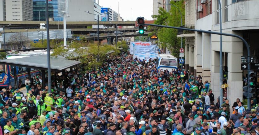 Ley Moyano: Camioneros movilizó a la Comuna 1 contra el intento de eliminar las indemnizaciones en recolección y barrido
