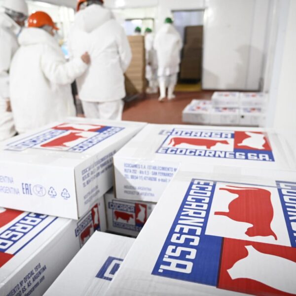 Trabajadores del frigorífico Ecocarnes tomaron la planta: les pagaron la mitad del sueldo y están hace meses sin obra social
