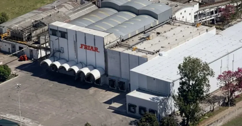 Tras el acuerdo para reducir la jornada que prometía preservar el empleo, Frigorífico Friar suspendió un turno de faena y despidió a 80 trabajadores