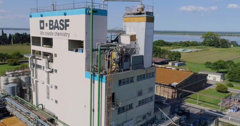 Se acelera la crisis industrial y tras el cierre de Bunge, BASF recorta un turno de producción en su planta de General Lagos y ofrece retiros voluntarios