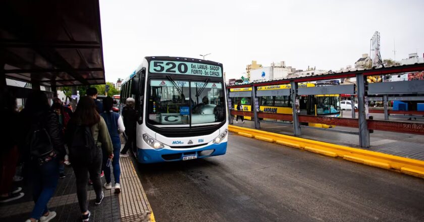 El «plan platita» de Milei pensando en las elecciones: aumentará los subsidios a los colectivos en el AMBA para evitar subas del boleto