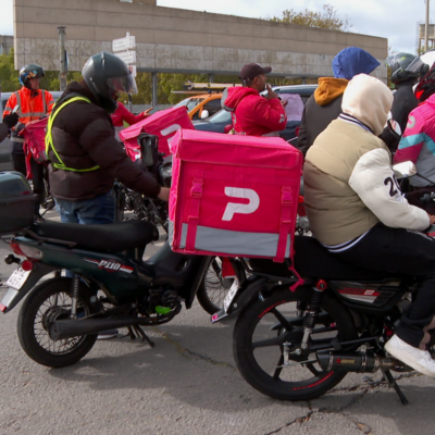 Los motoqueros rechazaron formalmente la compra de Uber a PedidosYa: «Vamos a una concentración que afectará aún más a los repartidores»