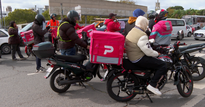 Los motoqueros rechazaron formalmente la compra de Uber a PedidosYa: «Vamos a una concentración que afectará aún más a los repartidores»