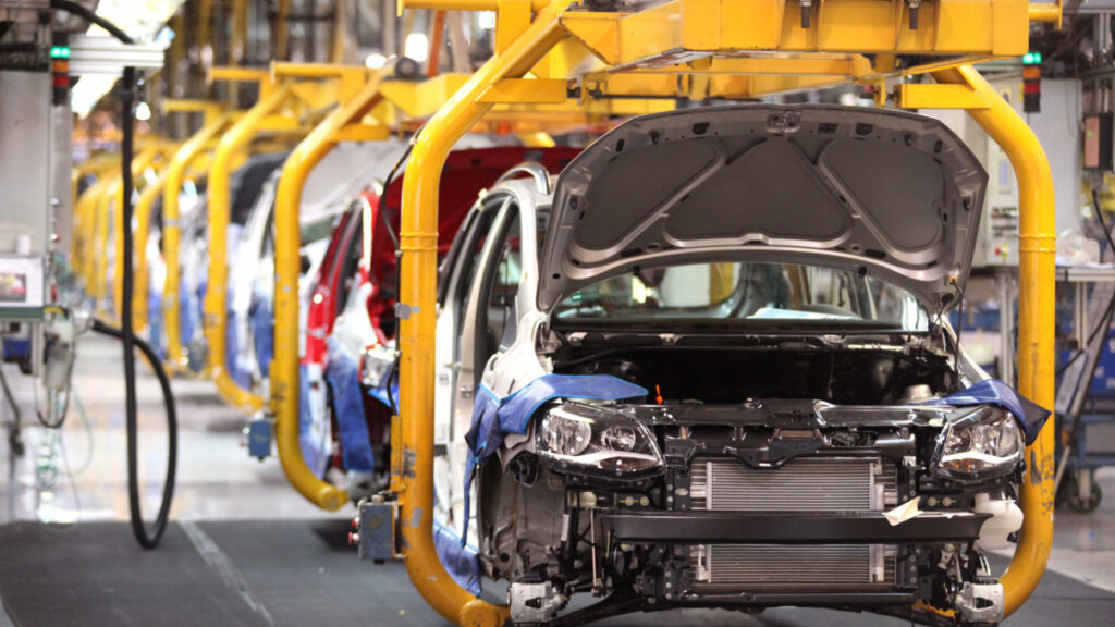 En medio del cierre de autopartistas, la producción automotriz se derrumbó 15,6% anual en septiembre
