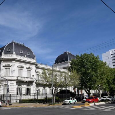En una causa por el despido de un trabajador no registrado, la Justicia de La Plata declaró inconstitucional el Capítulo Laboral del DNU 70/23