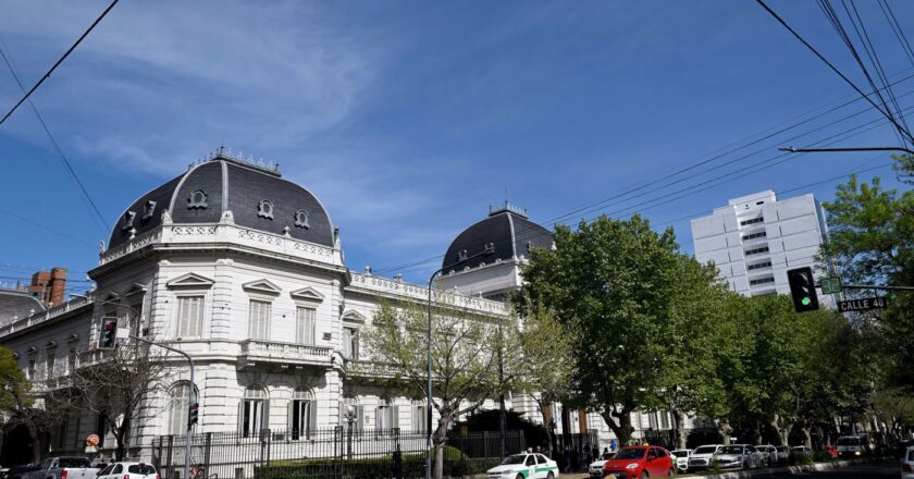 En una causa por el despido de un trabajador no registrado, la Justicia de La Plata declaró inconstitucional el Capítulo Laboral del DNU 70/23