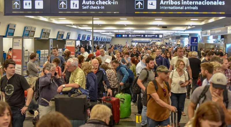 Para los gremios el Gobierno está destruyendo Aerolíneas Argentinas y anunciaron asambleas y paros en la previa de vacaciones de invierno
