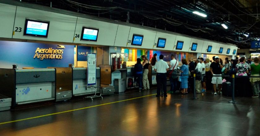 Asambleas de aeronavegantes y pilotos generan ola de demoras en los vuelos