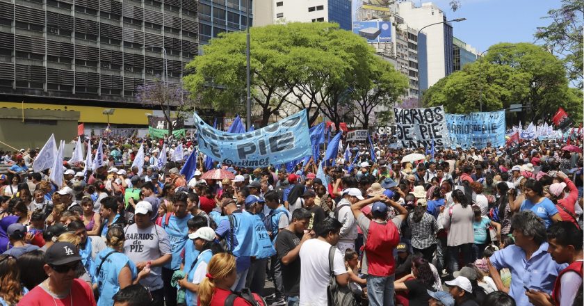 Barrios de Pie reclama leche frente a oficinas de Mastellone en Puerto Madero