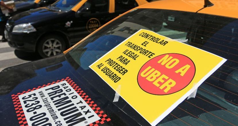 Tres cortes simultáneos de tacheros en esquinas porteñas en rechazo a Uber