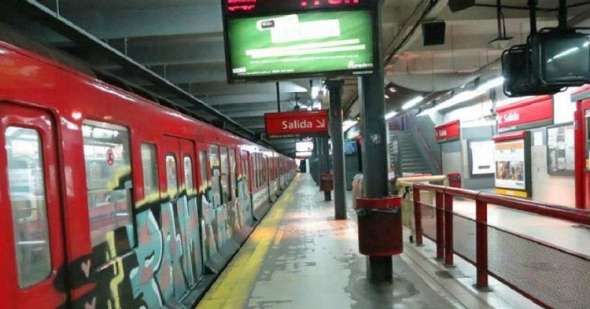 Metrodelegados liberaron molinetes por la mañana y desde las 16:30 paran la Línea E y el Premetro