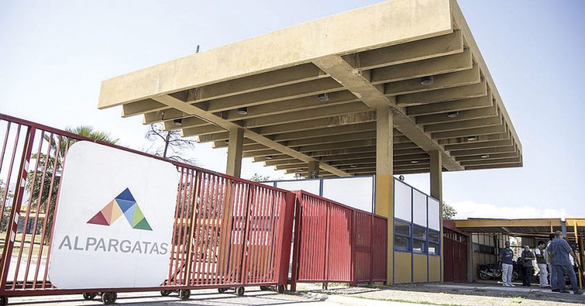 Luego de tres años de ajustes, Alpargatas abandona la producción textil en Argentina