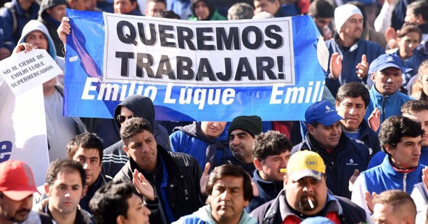 Trabajadores de Supermercados Luque venden lo que queda para cobrar algo de lo que les deben
